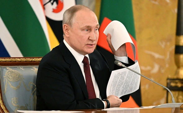 Путін показує проект стамбульської угоди, який склав кремль