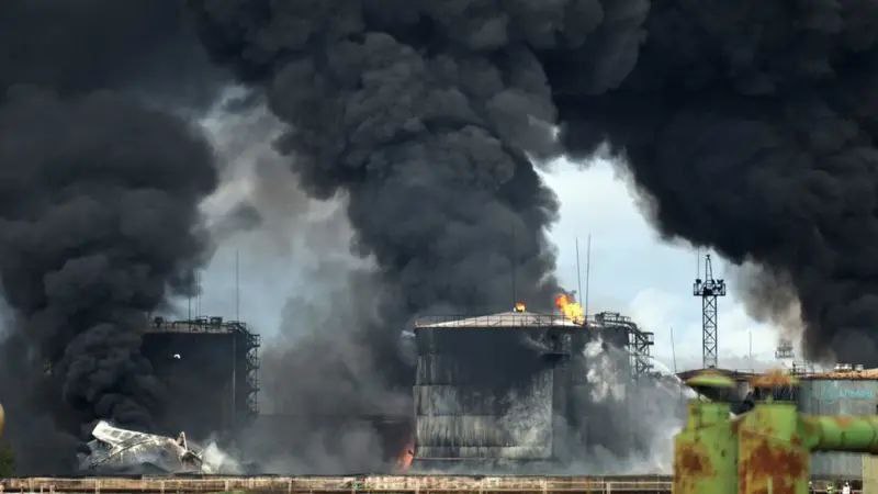 Палають емності з паливом