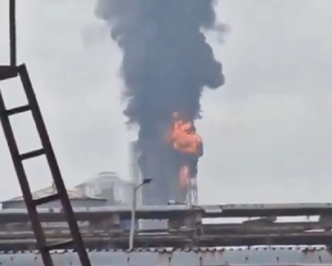 Салават, Башкирія, рф. Горить НПЗ