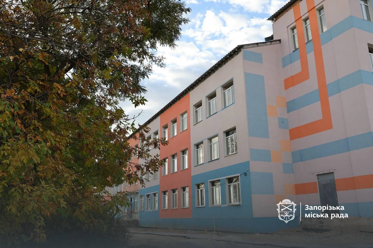 Школа №53 вийшла в кольорах наближених до російського триколору