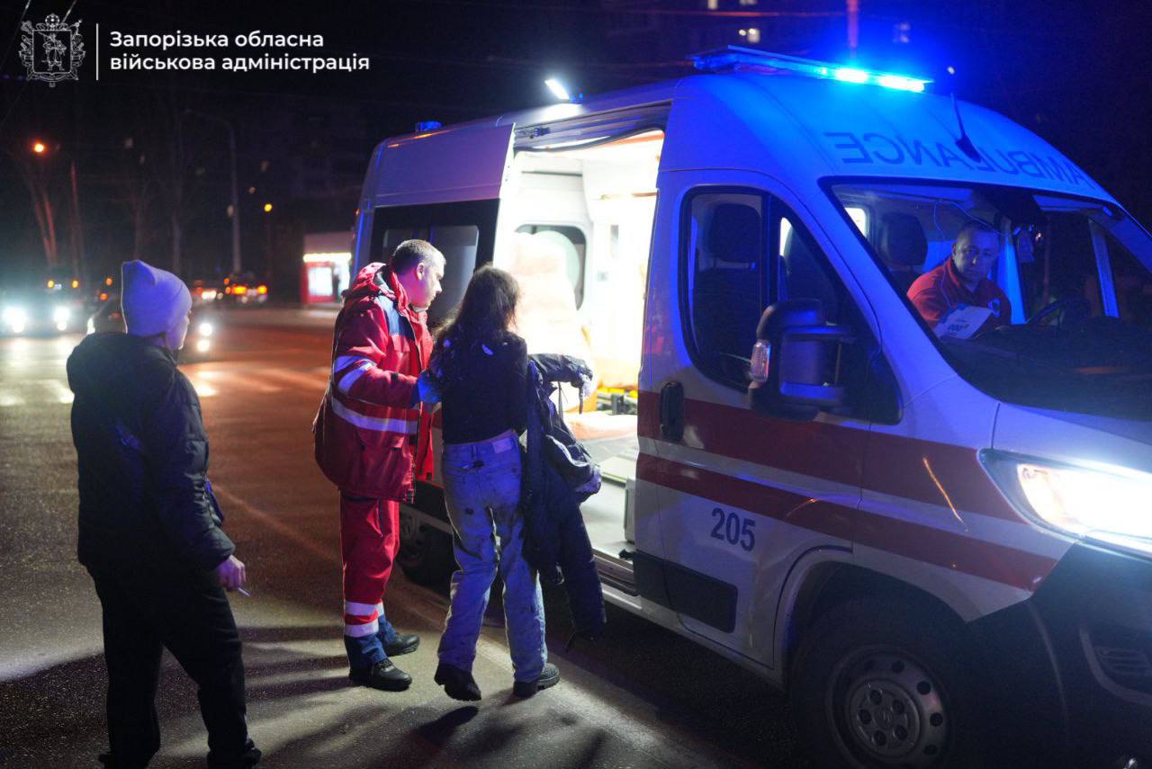 дівчина із пораненою собакою