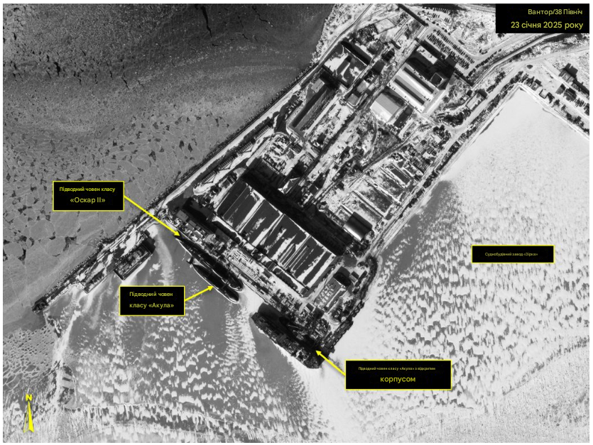 Зображення від 23 січня 2025 року показують підводні човни класів Акула та Оскар II на суднобудівному заводі Зірка