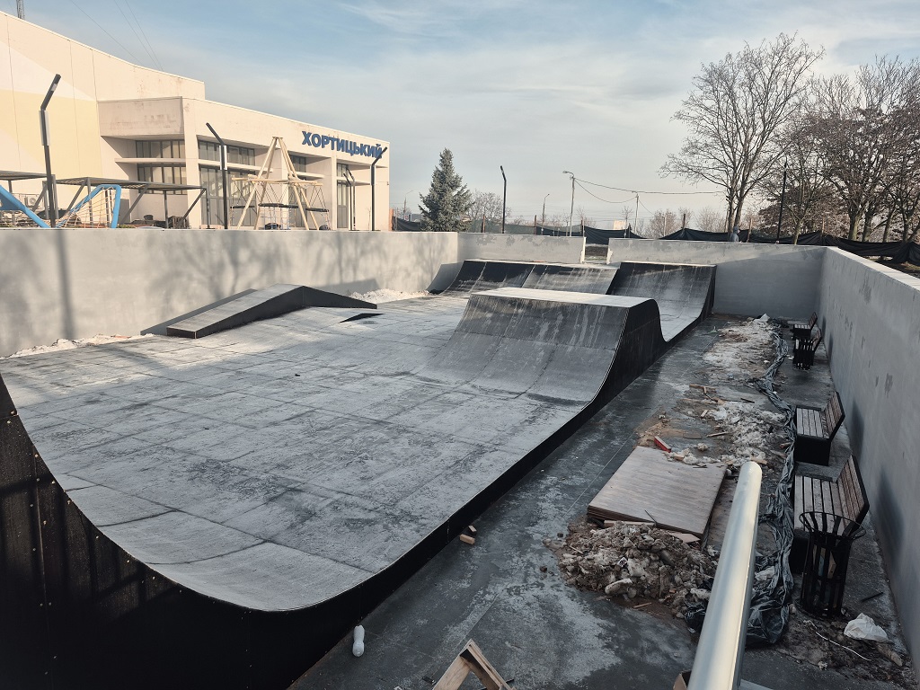 Скейт-майданчик у басейні біля БК Хортицький у Запоріжжі