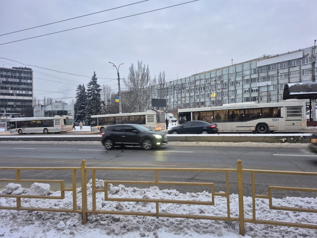 Запоріжжя, зима, проспект Соборний, зупинка, автобуси