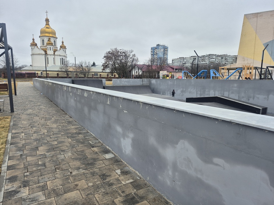Басейн - скейт-майданчик