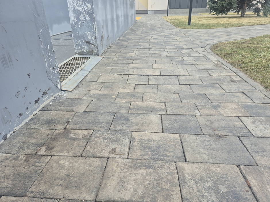 Фарба на огорожі басейну облазить