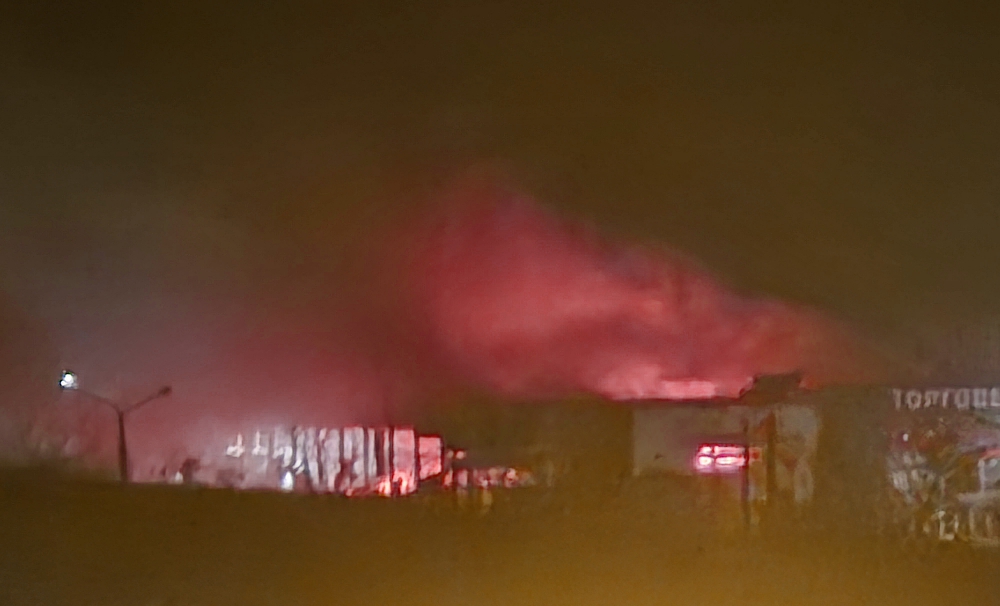 Горить Епіцентр у Хортицькому районі Запоріжжя