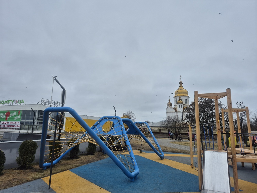 Новий дитячий майданчик у Хортицькому районі Запоріжжя за неповних два місяці після введення в експлуатацію занепав