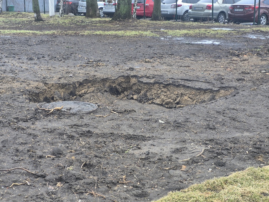 Провалля грунту біля басейну