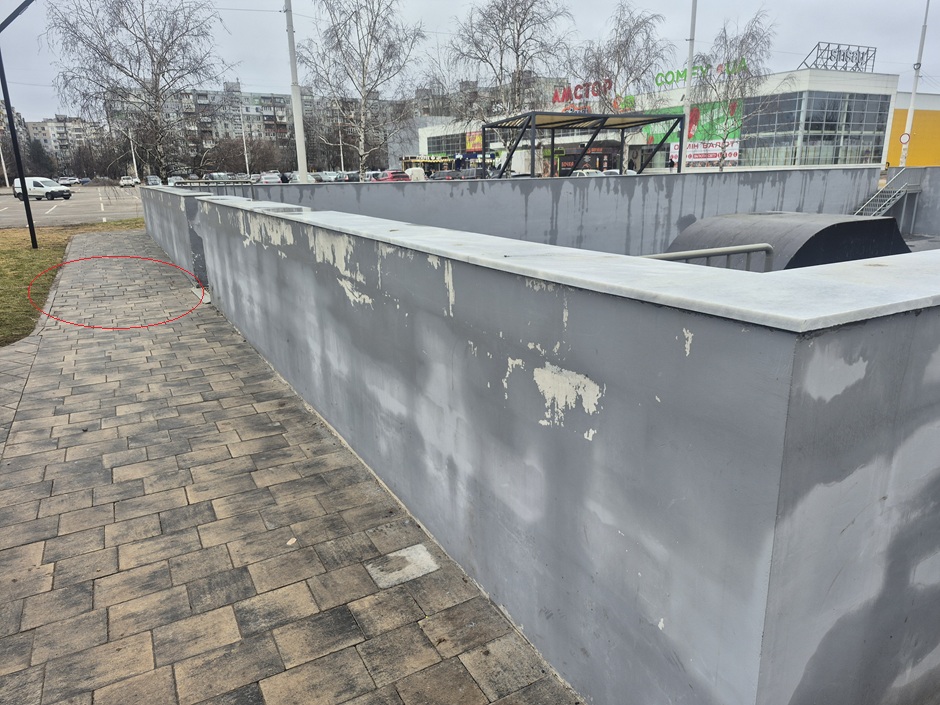 Провалля плитки у вході в басейн