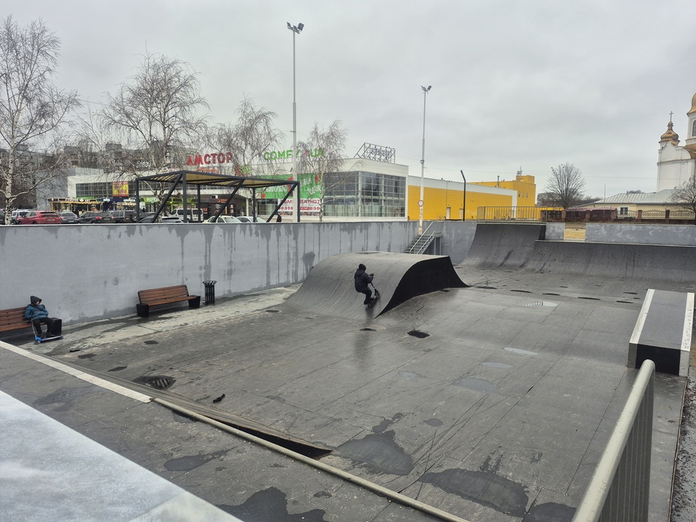 Скейт-майданчик (басейн)