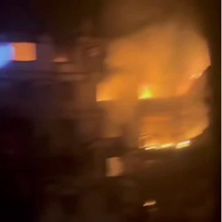 Василівка - горить п'ятиповерхівка після влучення ракети ППО