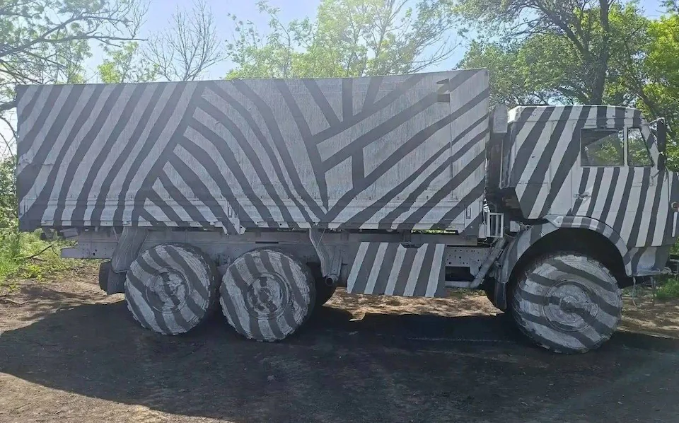 КамАЗ розфарбований під зебру