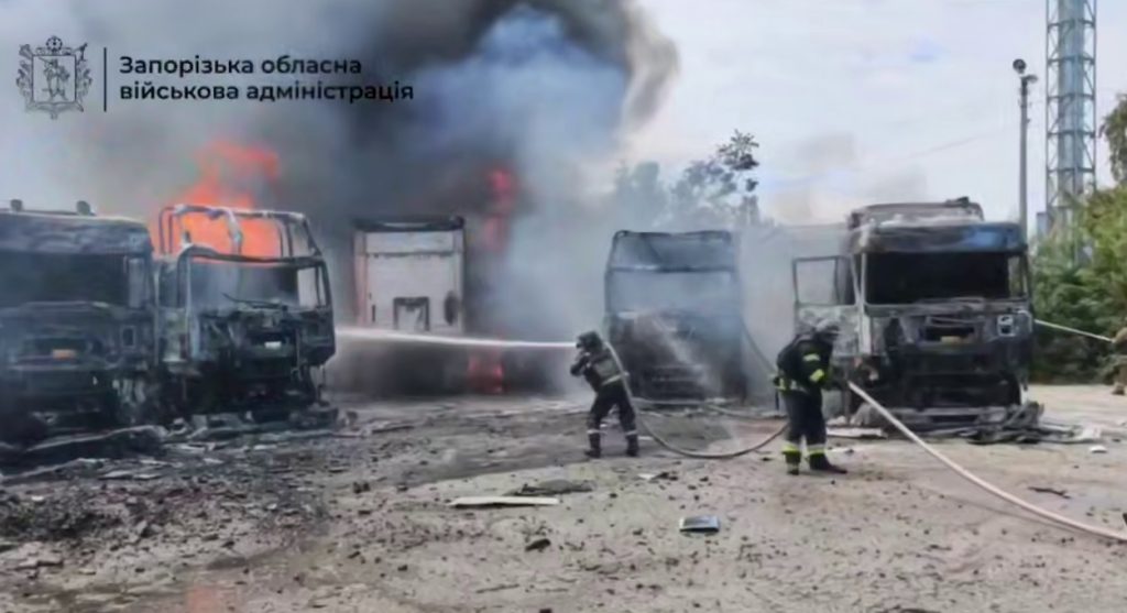 Ворог вдарив по стоянці фур у Запоріжжі
