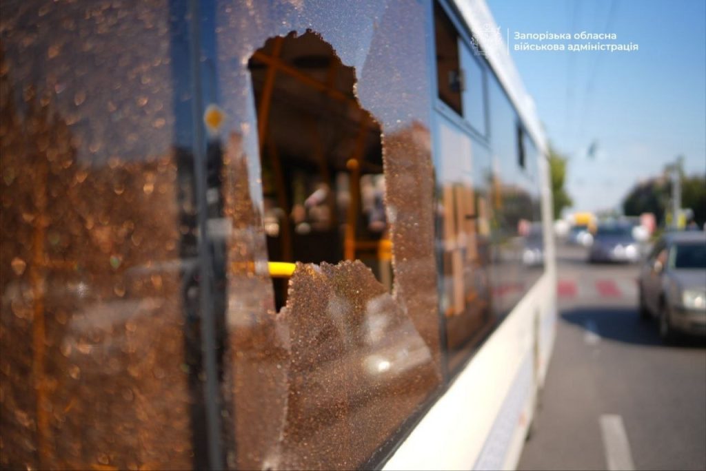 Підари з підорасії вдарили по міському автобусу у Запоріжжі - 7 поранених, у тому числі двоє дітей