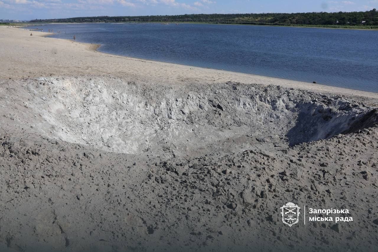 Запоріжжя - російська бомба впала на центральному пляжі - четверо людей поранено