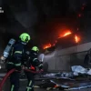 Після влучання безпілотника на підприємстві біля Київу виникла пожежа з детонацією