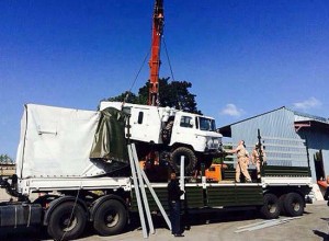 Разгрузка командно-штабной машины  Р-142Н, привезенной в составе гумконвоя на Донбасс