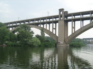 В Запорожье мужчина сиганул с моста Преображенского и выжил